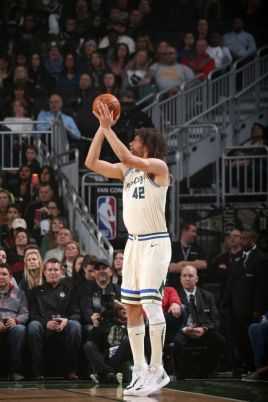 罗宾·洛佩斯(Robin Lopez)