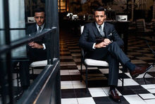 西装革履的桑切斯